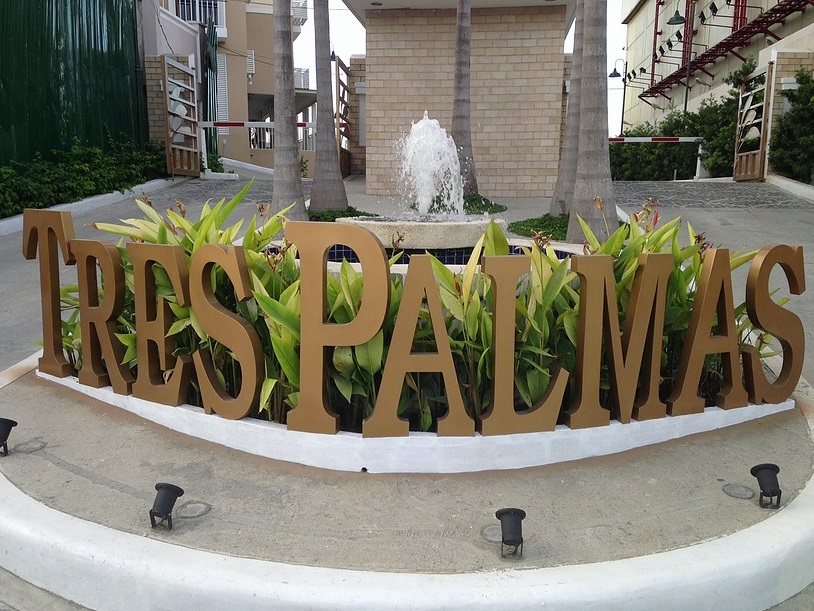Tres Palmas - Main Entrance